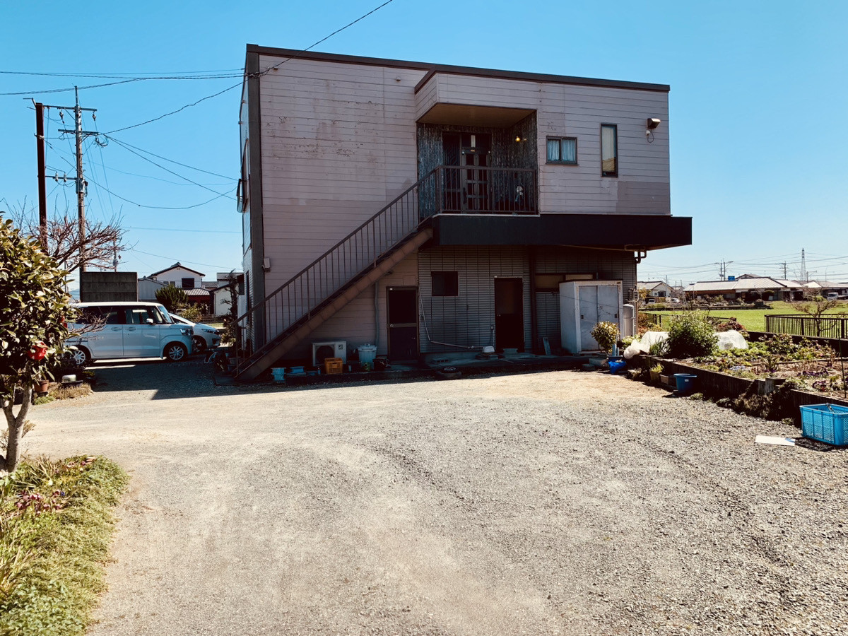 広々駐車スペース有り♪２階居住スペースには外付け階段で入れます。